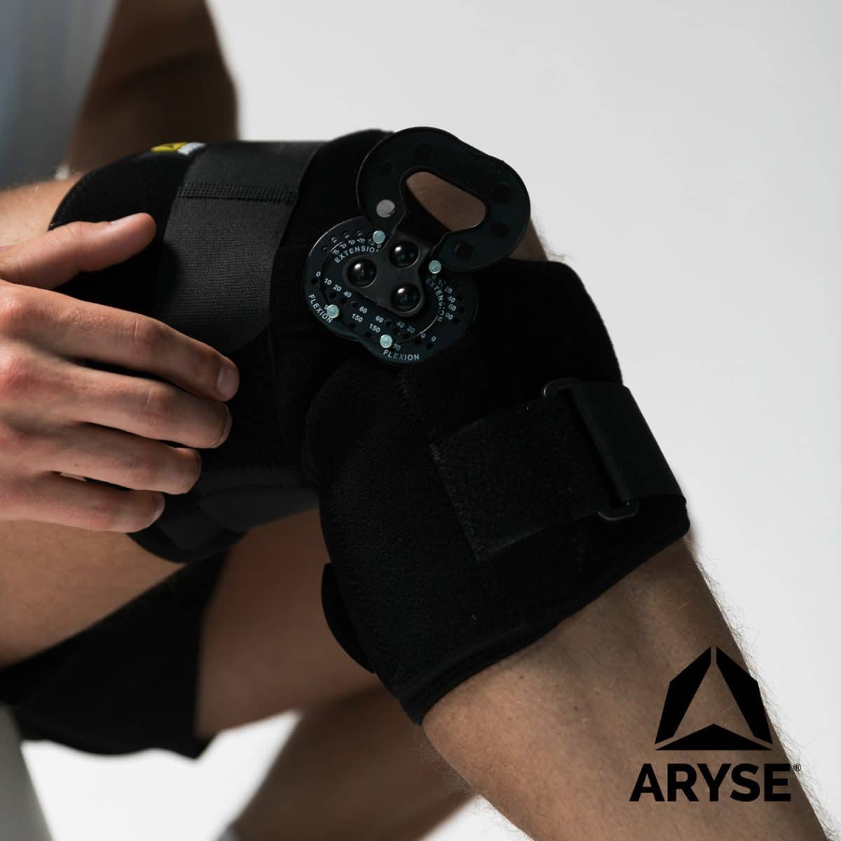 A man with an ARYSE TRU-RANGE KNEE brace on his.