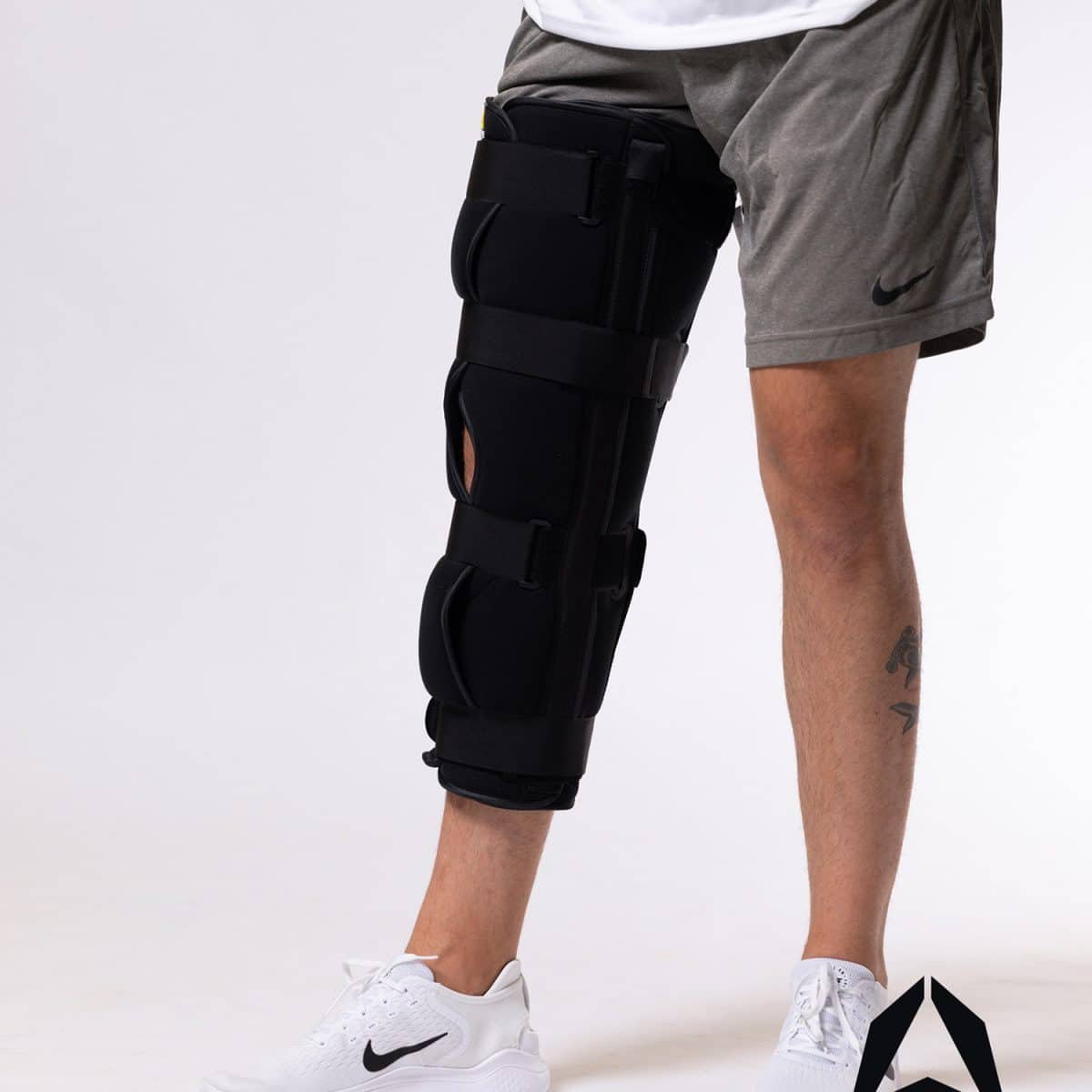 A man with a DELTALOCK+ KNEE brace.