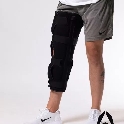 A man with a DELTALOCK+ KNEE brace.