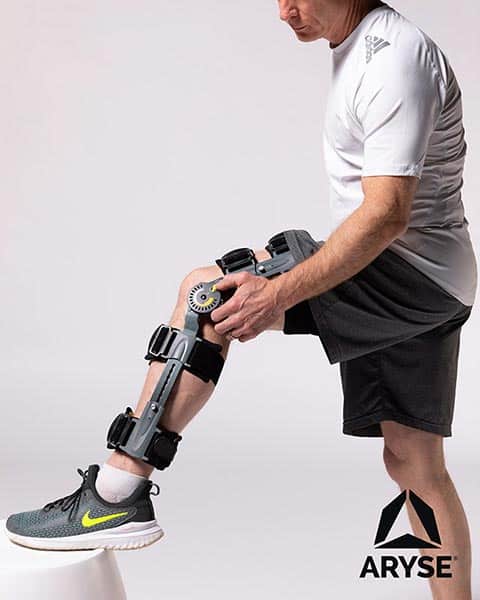 A man wearing a knee brace on his knee.
